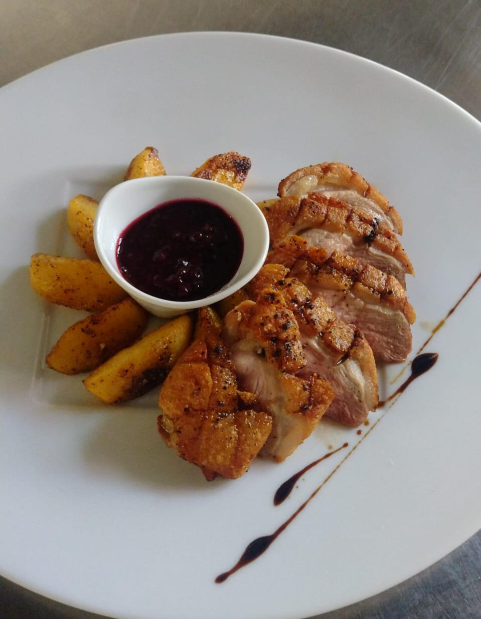 Pechuga de pato, mora y vino tinto Platillo gourmet