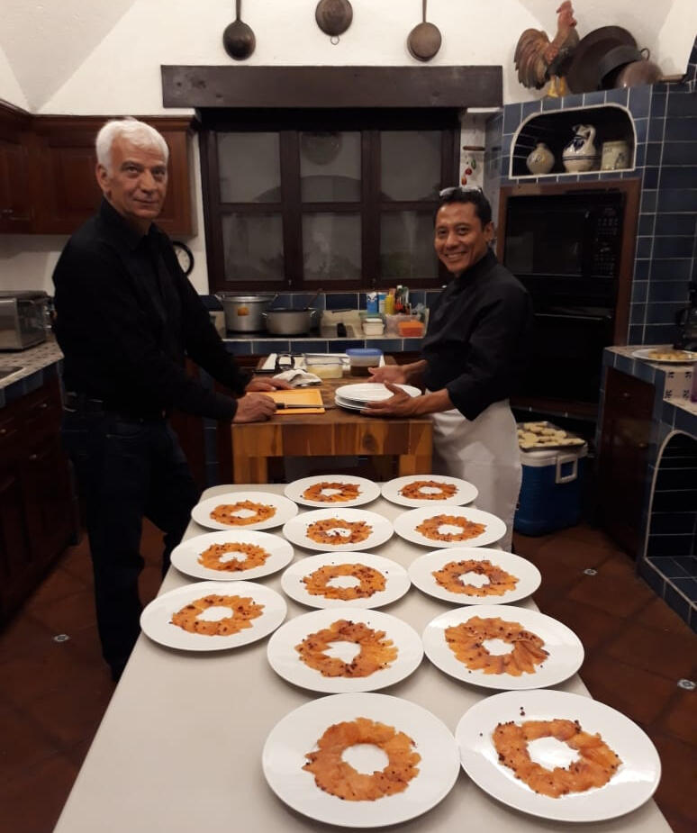 Pascal y Noe en la cocina de su restaurante Preparando platillos para los comensales